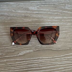 Stylish Women's Tortoiseshell Square Sunglasses